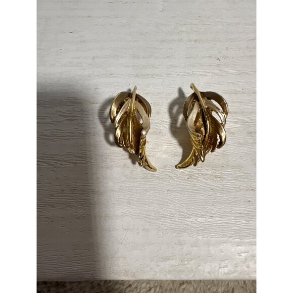 Vintage Gold Tone Leaf Clip-On Earrings Elegant Cut Out Design - Picture 3 of 9